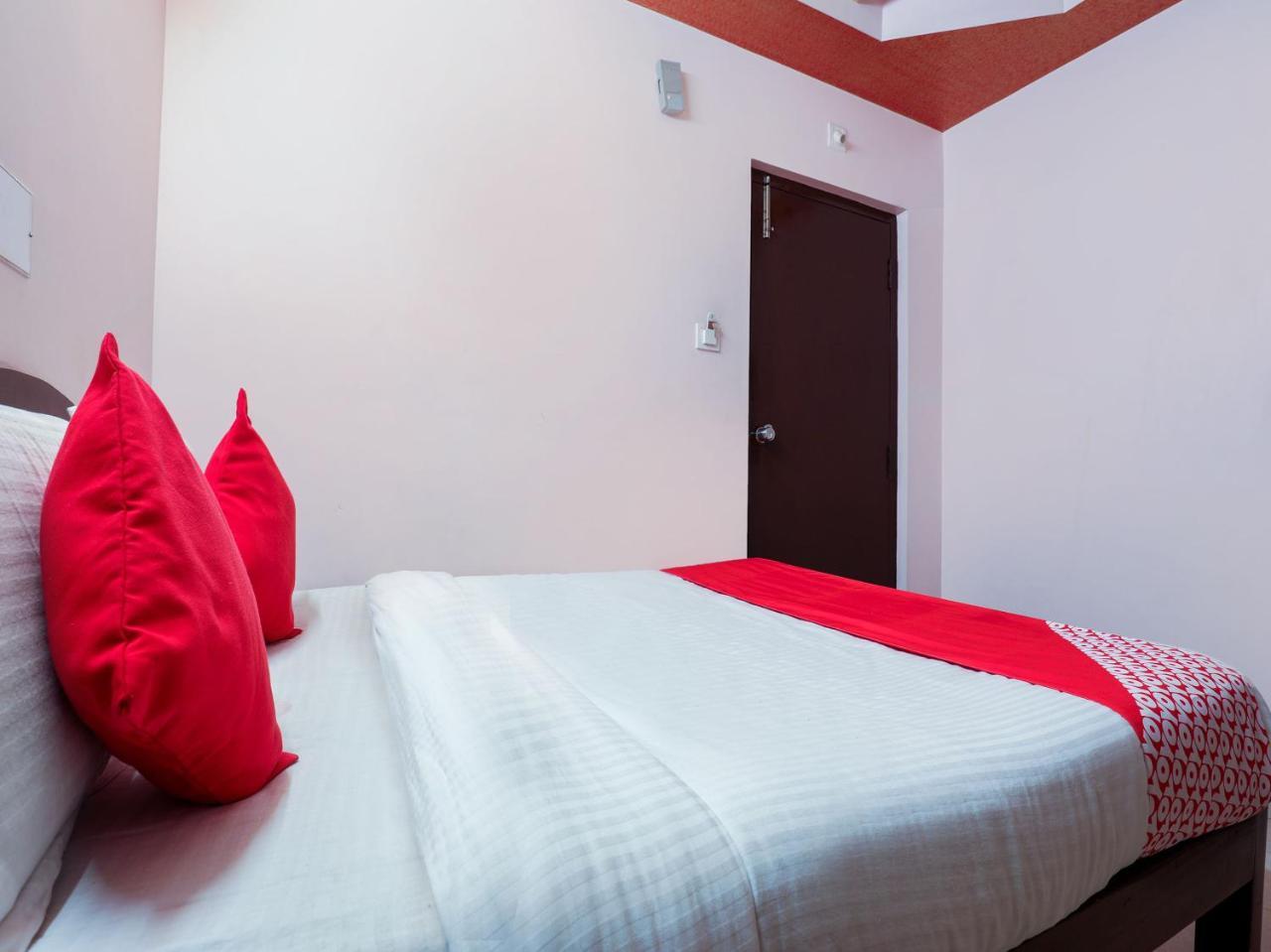 Oyo 10711 Hotel Nsnr Residency Visakhapatnam Esterno foto